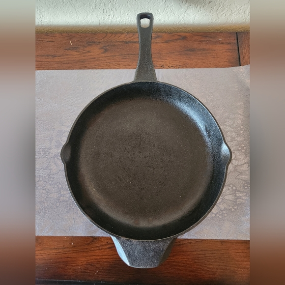 Cast by Calphalon Cast Iron Skillet - Picture 1 of 13